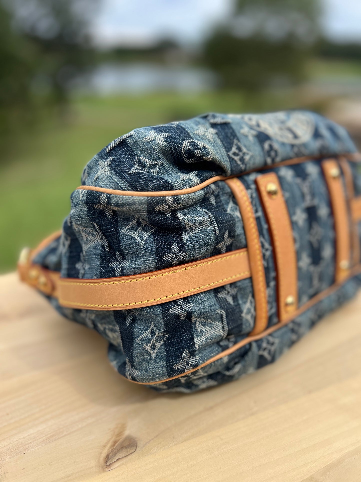 LOUIS VUITTON
Denim Raye Porte Epaule MM