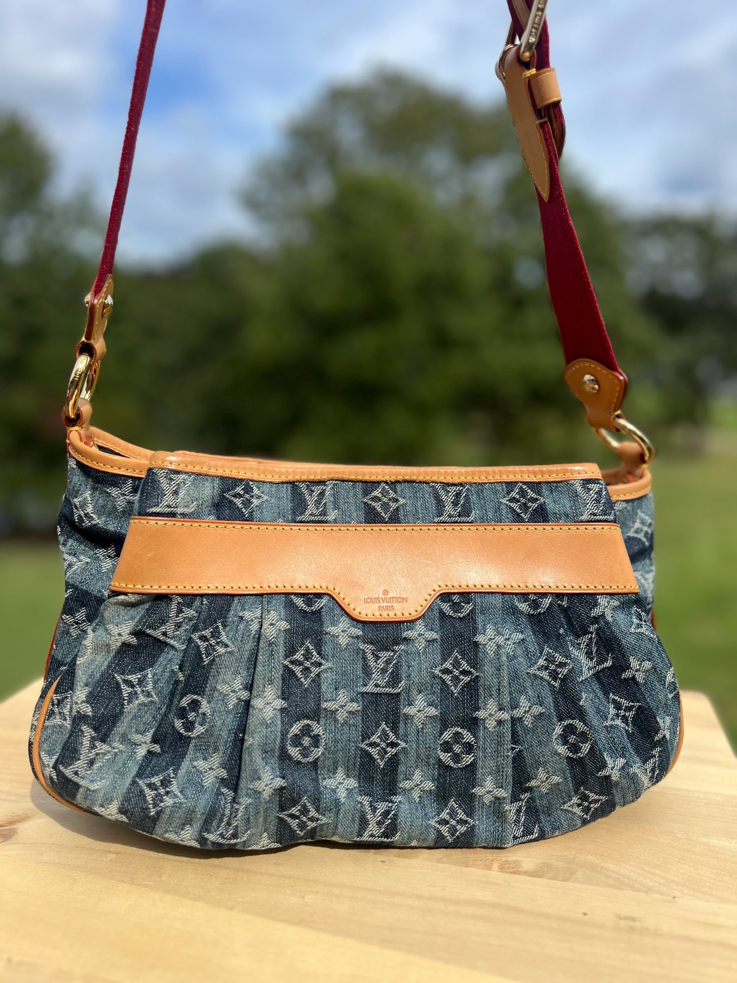 LOUIS VUITTON
Denim Raye Porte Epaule MM