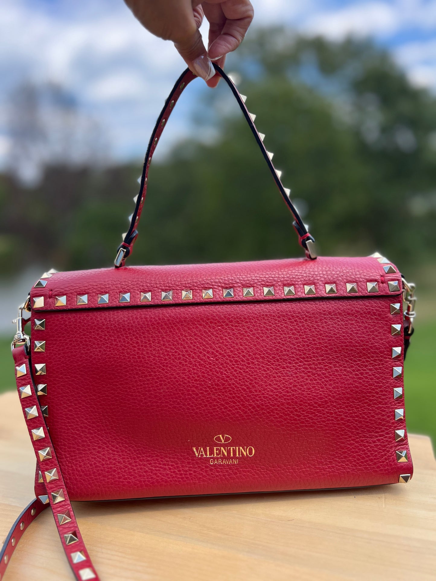 VALENTINO Garavani Pebbled Calfskin Medium Rockstud Top Handle Shoulder Bag – Rouge Pur