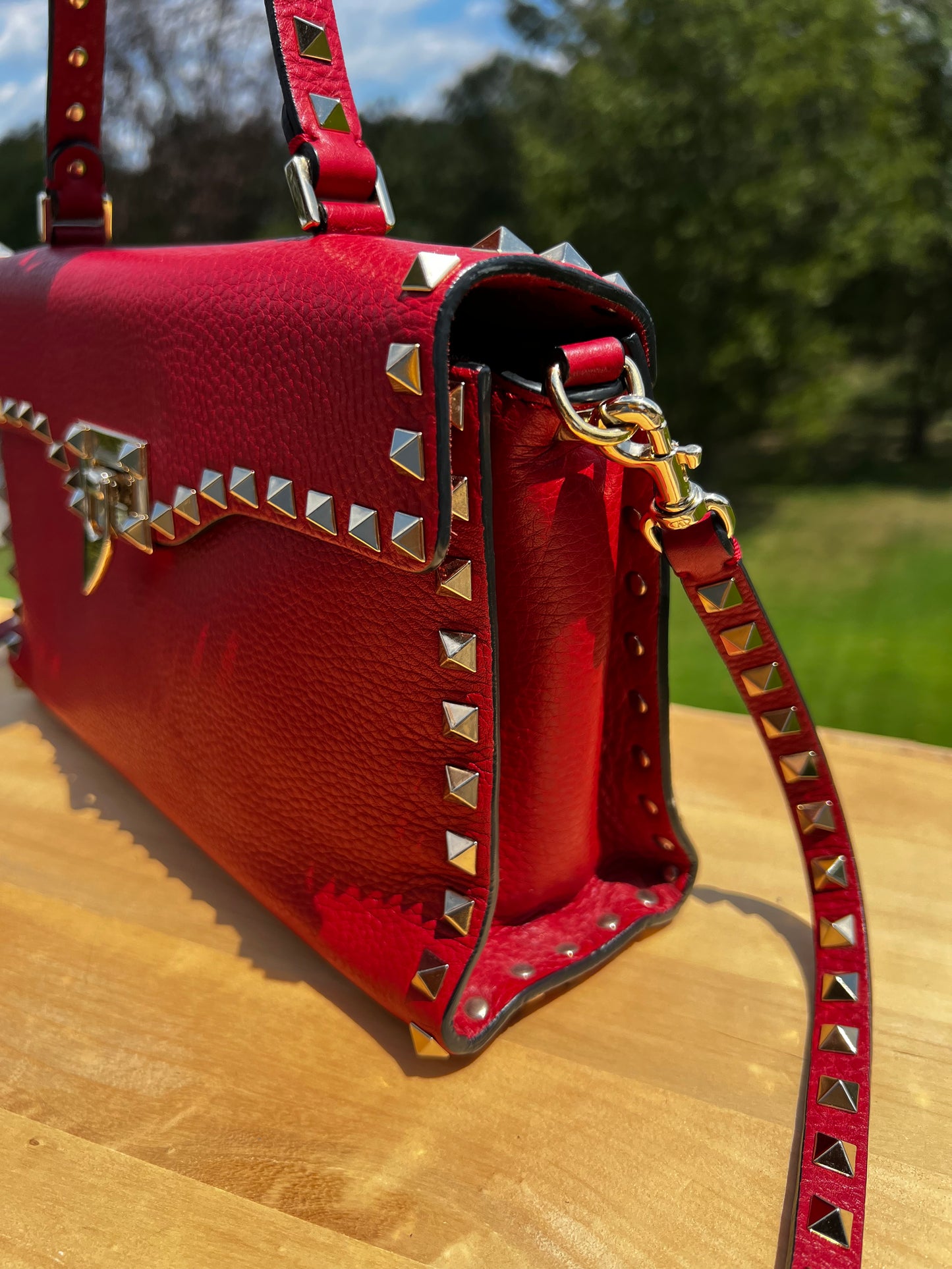 VALENTINO Garavani Pebbled Calfskin Medium Rockstud Top Handle Shoulder Bag – Rouge Pur