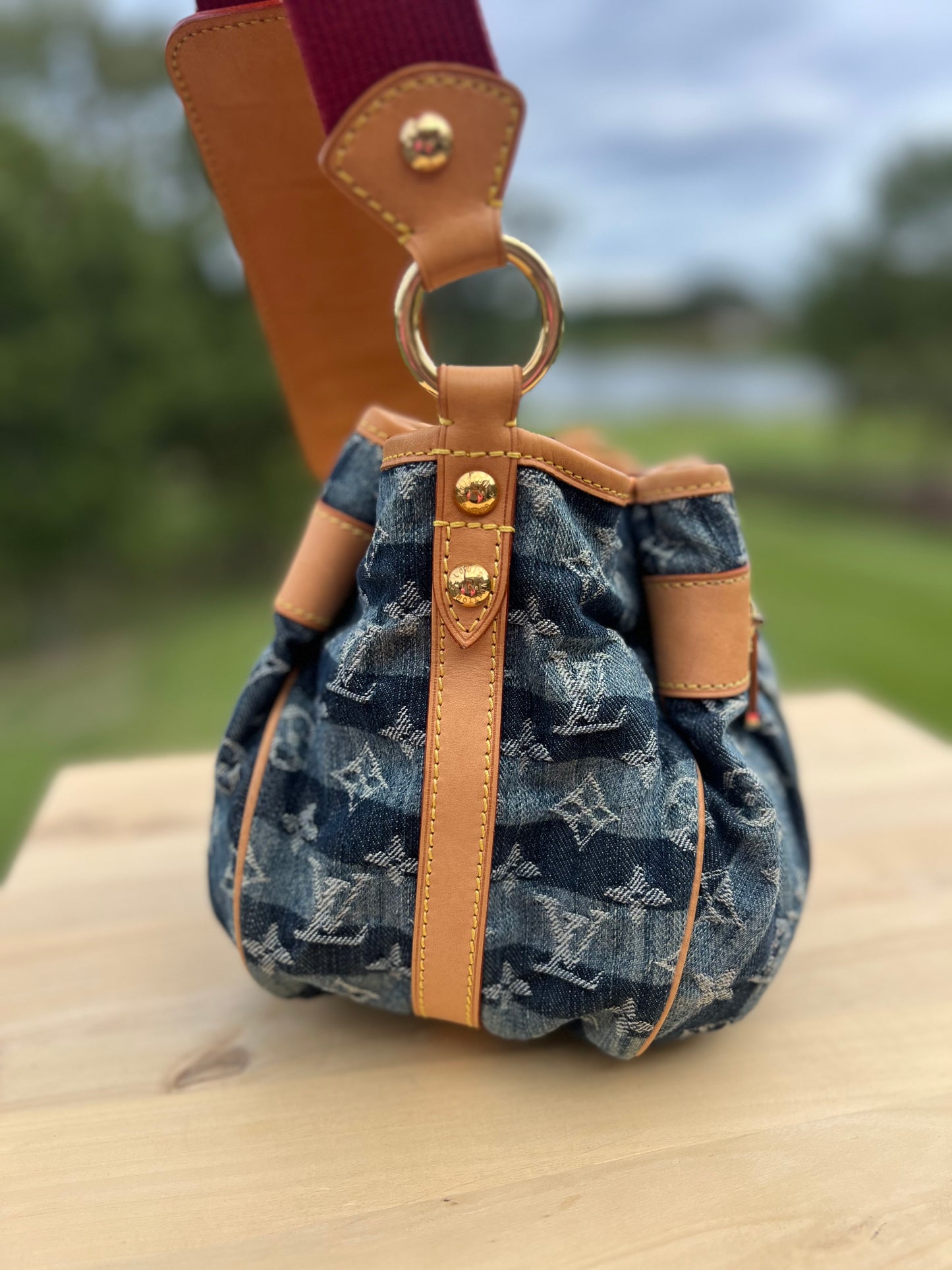 LOUIS VUITTON
Denim Raye Porte Epaule MM