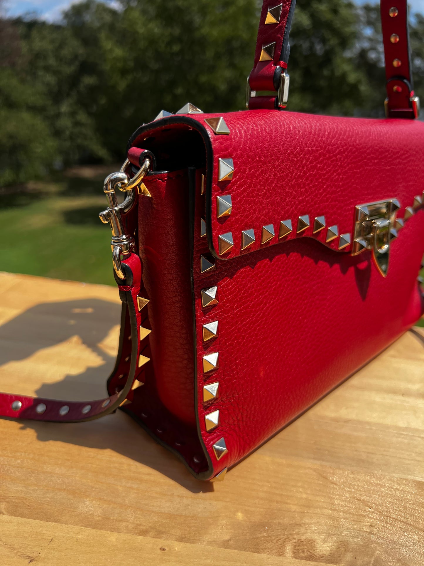 VALENTINO Garavani Pebbled Calfskin Medium Rockstud Top Handle Shoulder Bag – Rouge Pur
