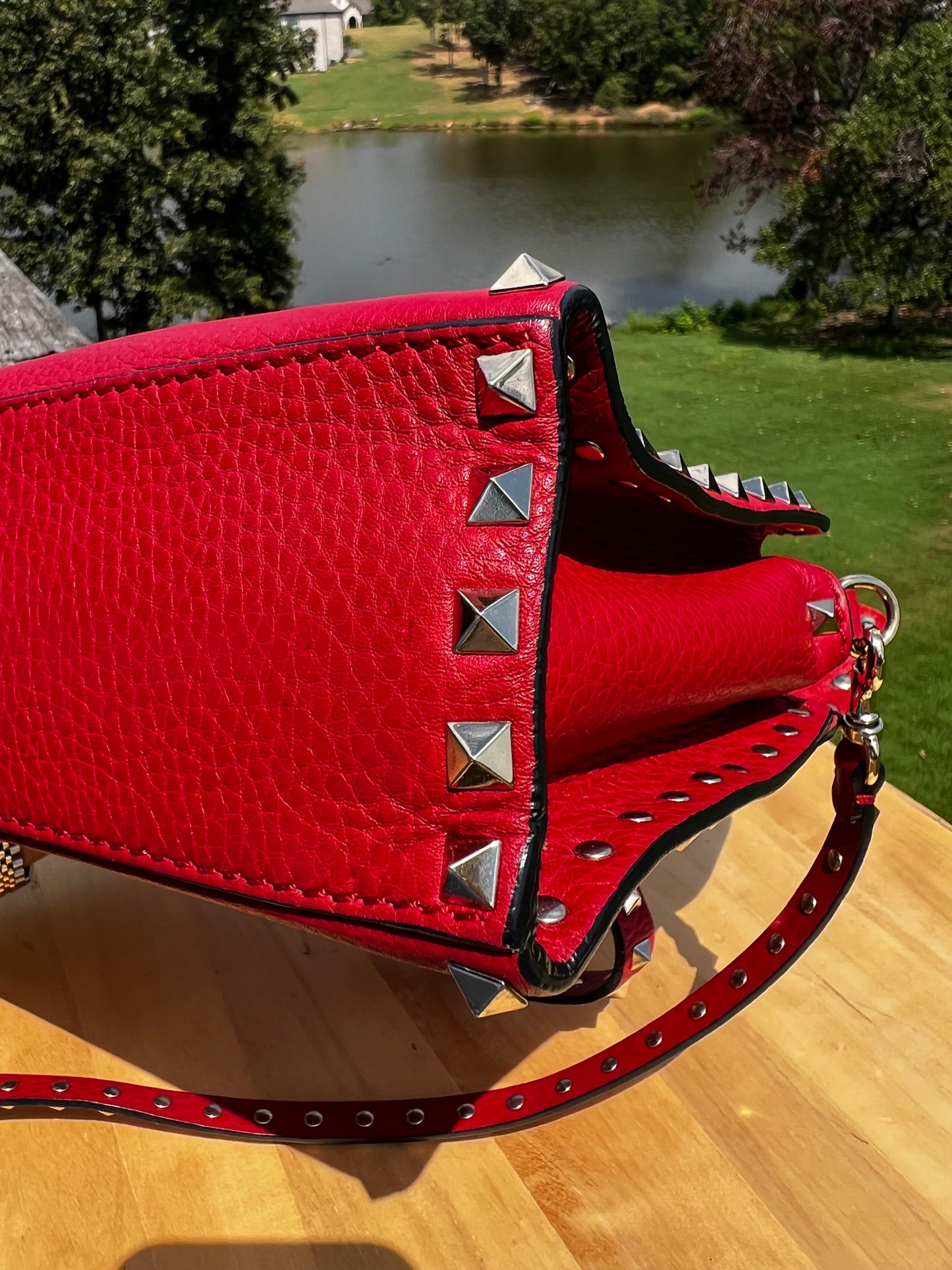 VALENTINO Garavani Pebbled Calfskin Medium Rockstud Top Handle Shoulder Bag – Rouge Pur