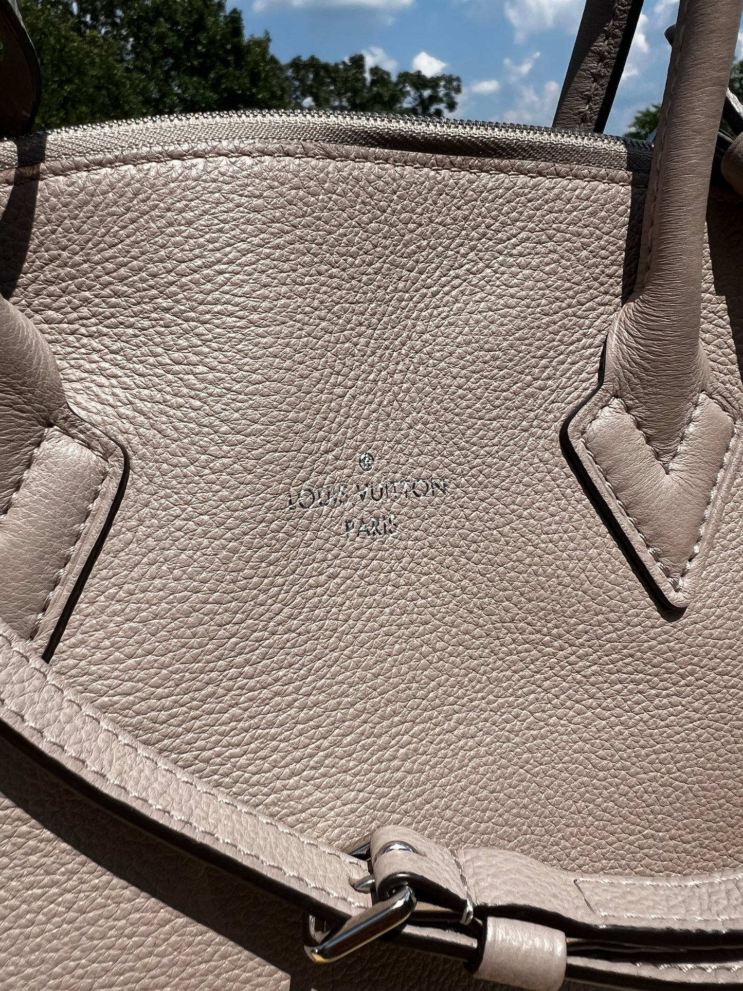 LOUIS VUITTON Soft Lockit MM – Beige Galet Veau Cachemire with Brown Handles