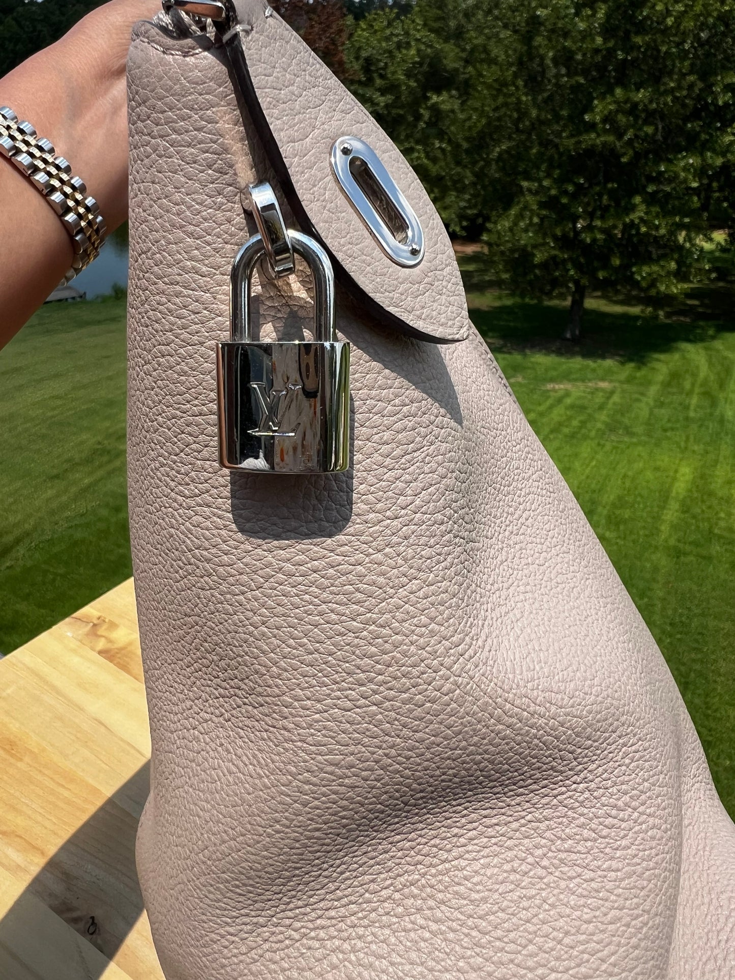 LOUIS VUITTON Soft Lockit MM – Beige Galet Veau Cachemire with Brown Handles