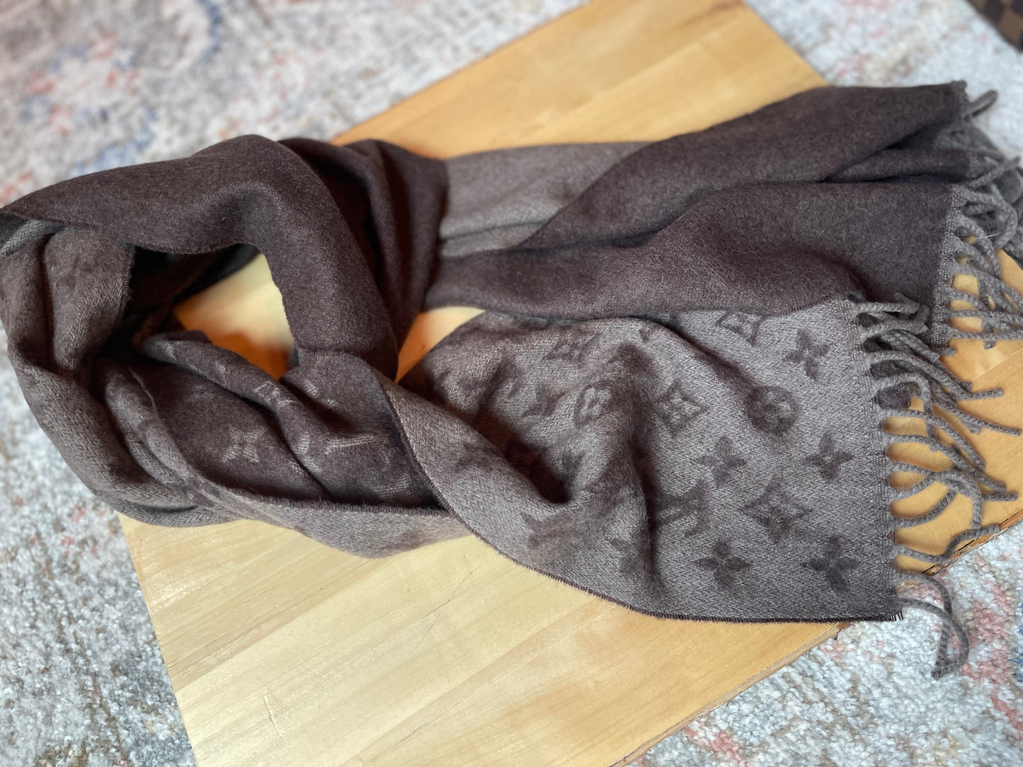 LOUIS VUITTON
Cashmere Wool Monogram Gradient Scarf Brown