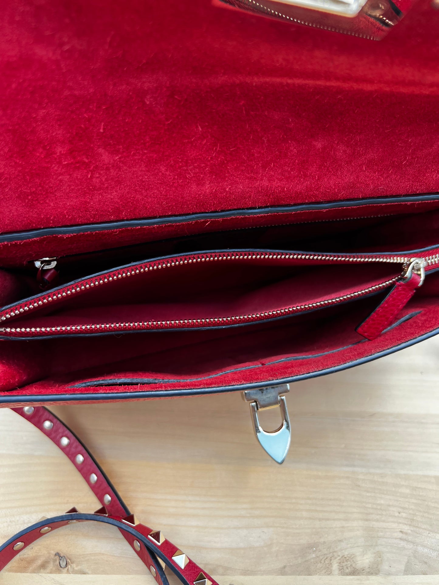 VALENTINO Garavani Pebbled Calfskin Medium Rockstud Top Handle Shoulder Bag – Rouge Pur