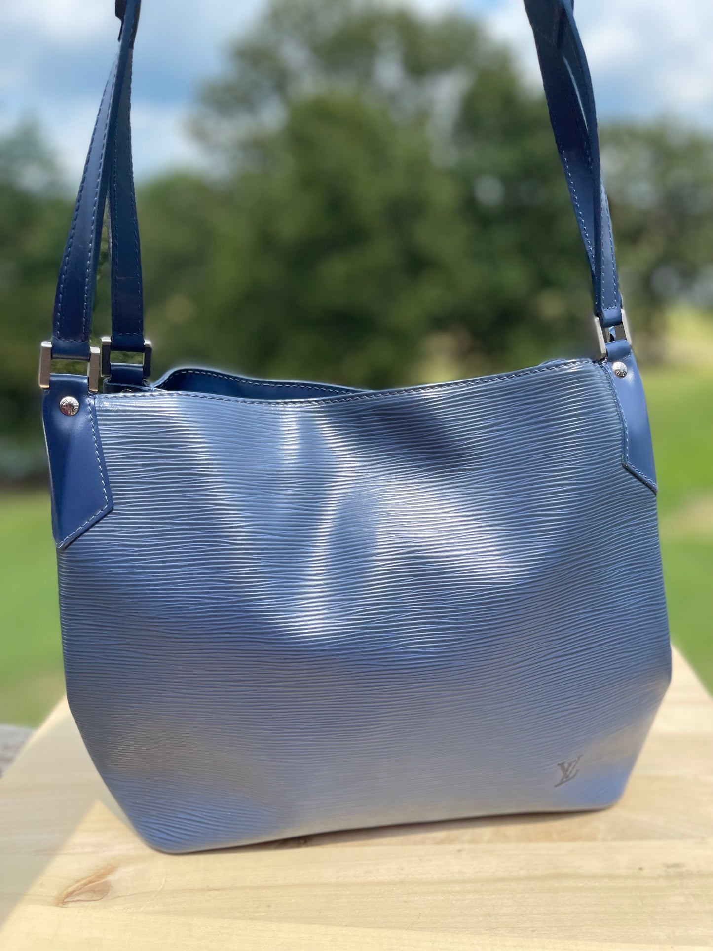 LOUIS VUITTON
Epi Mandara PM Myrtille