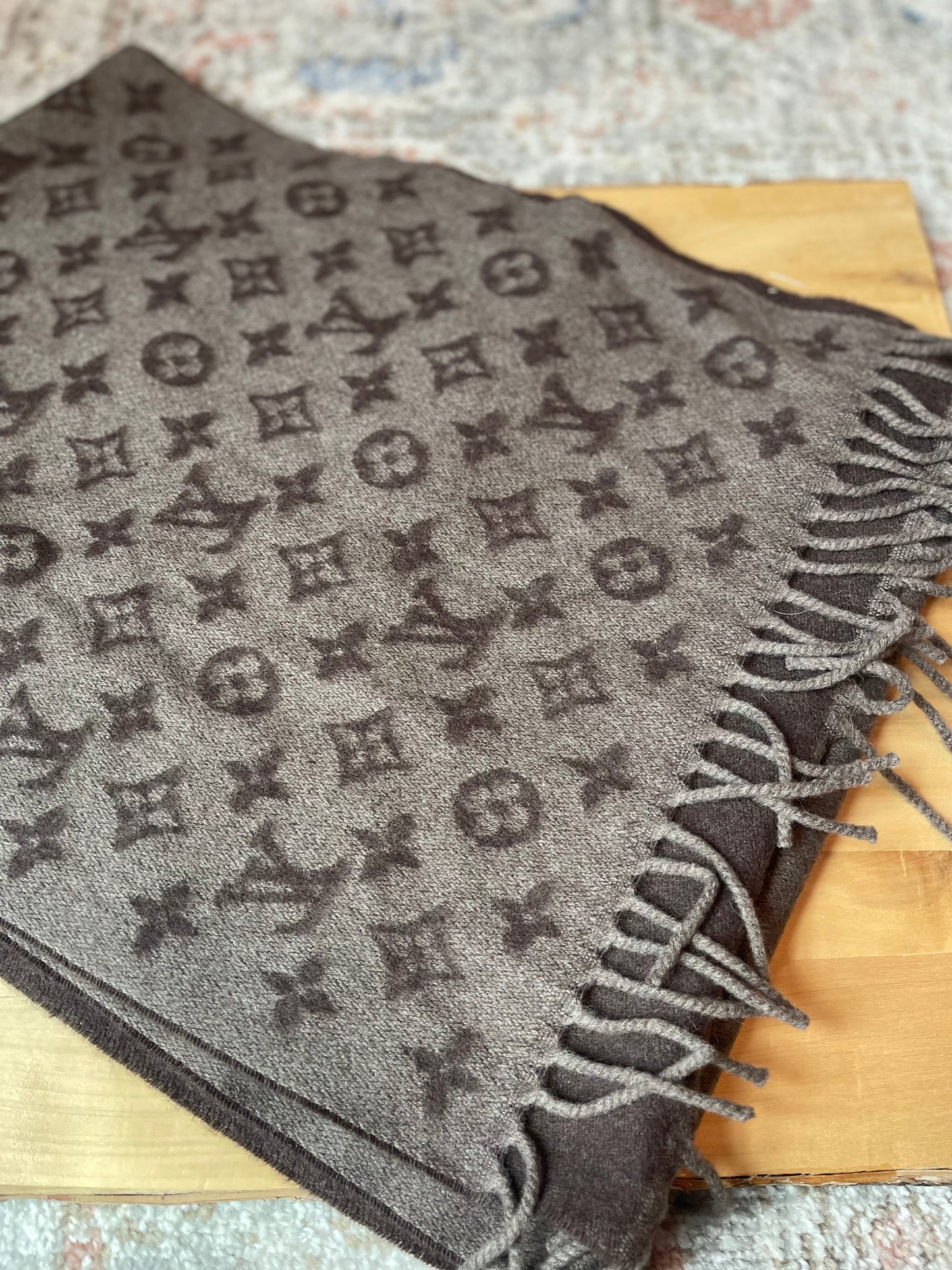 LOUIS VUITTON
Cashmere Wool Monogram Gradient Scarf Brown