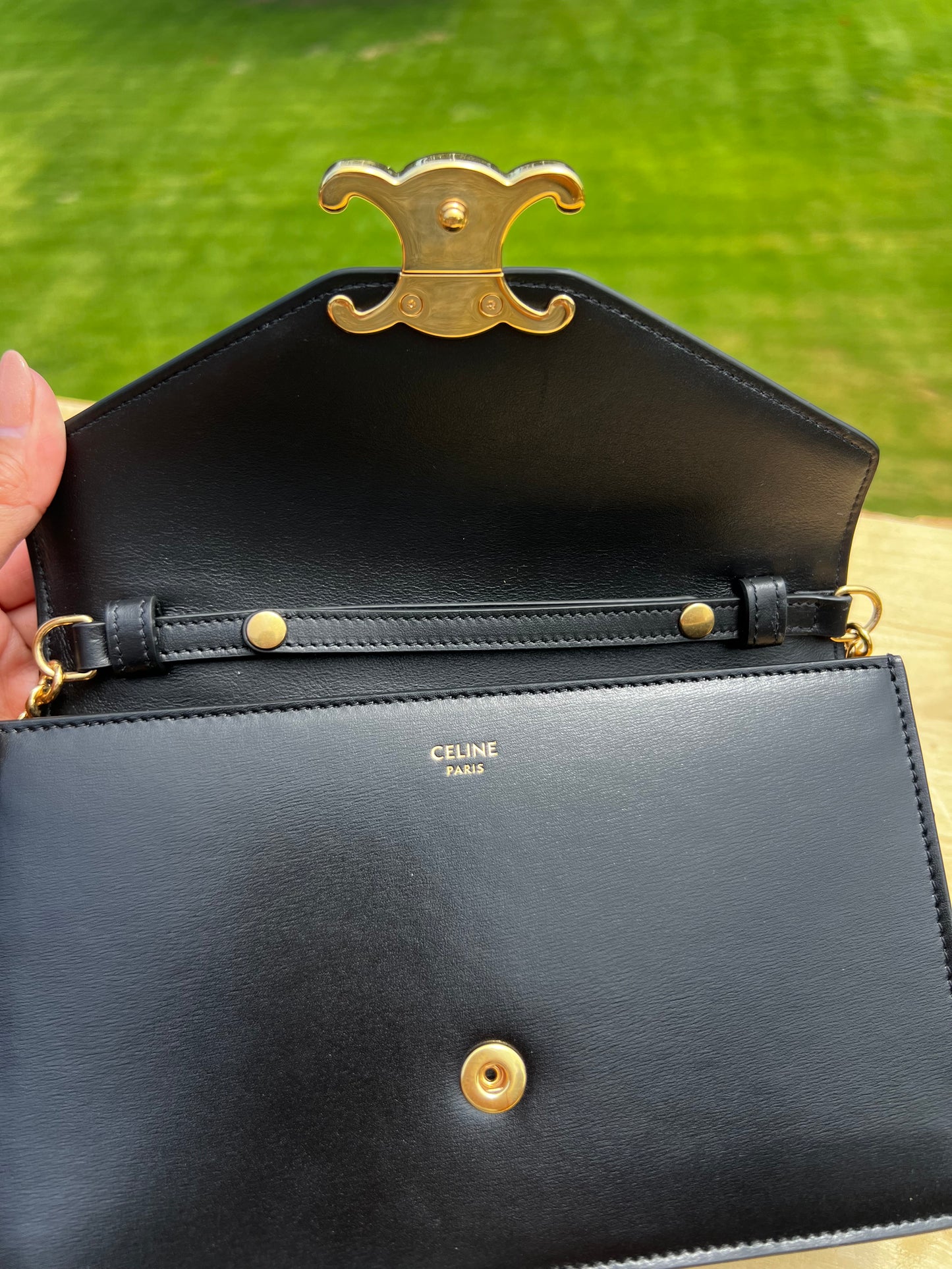 CELINE Shiny Calfskin Triomphe Margo Wallet on Chain – Black
