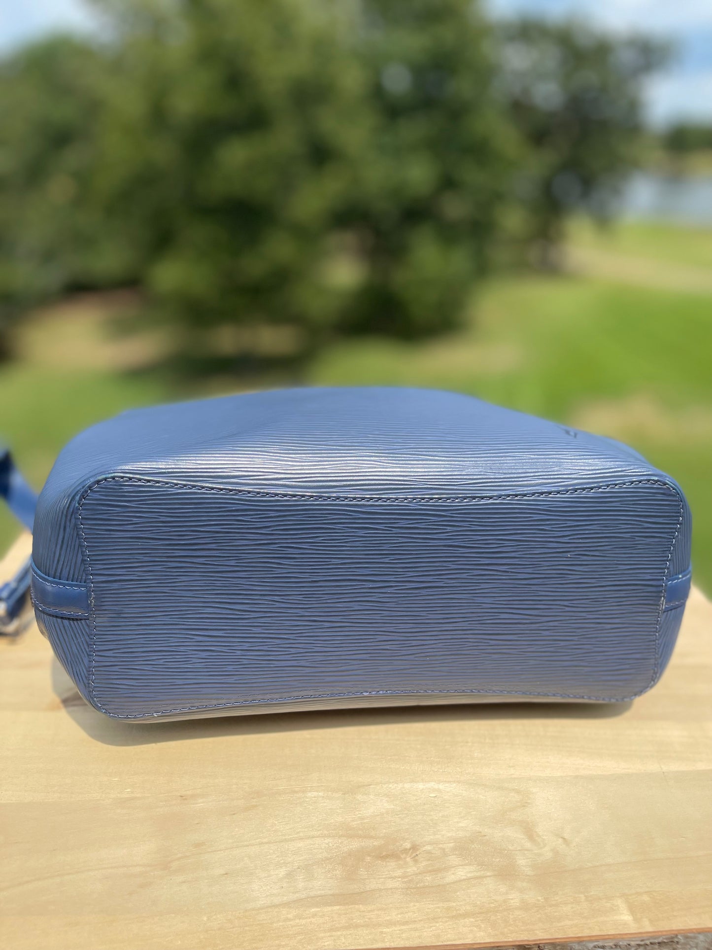 LOUIS VUITTON
Epi Mandara PM Myrtille