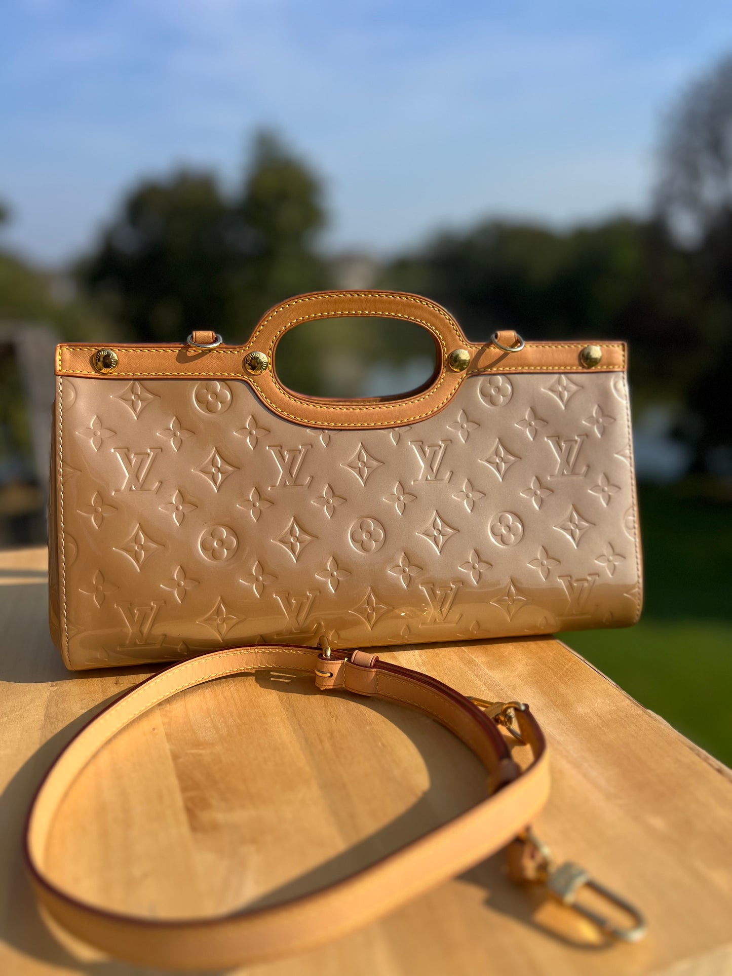 LOUIS VUITTON Vernis Leather Thompson Street Shoulder Bag – Beige/Gold Monogram Embossed