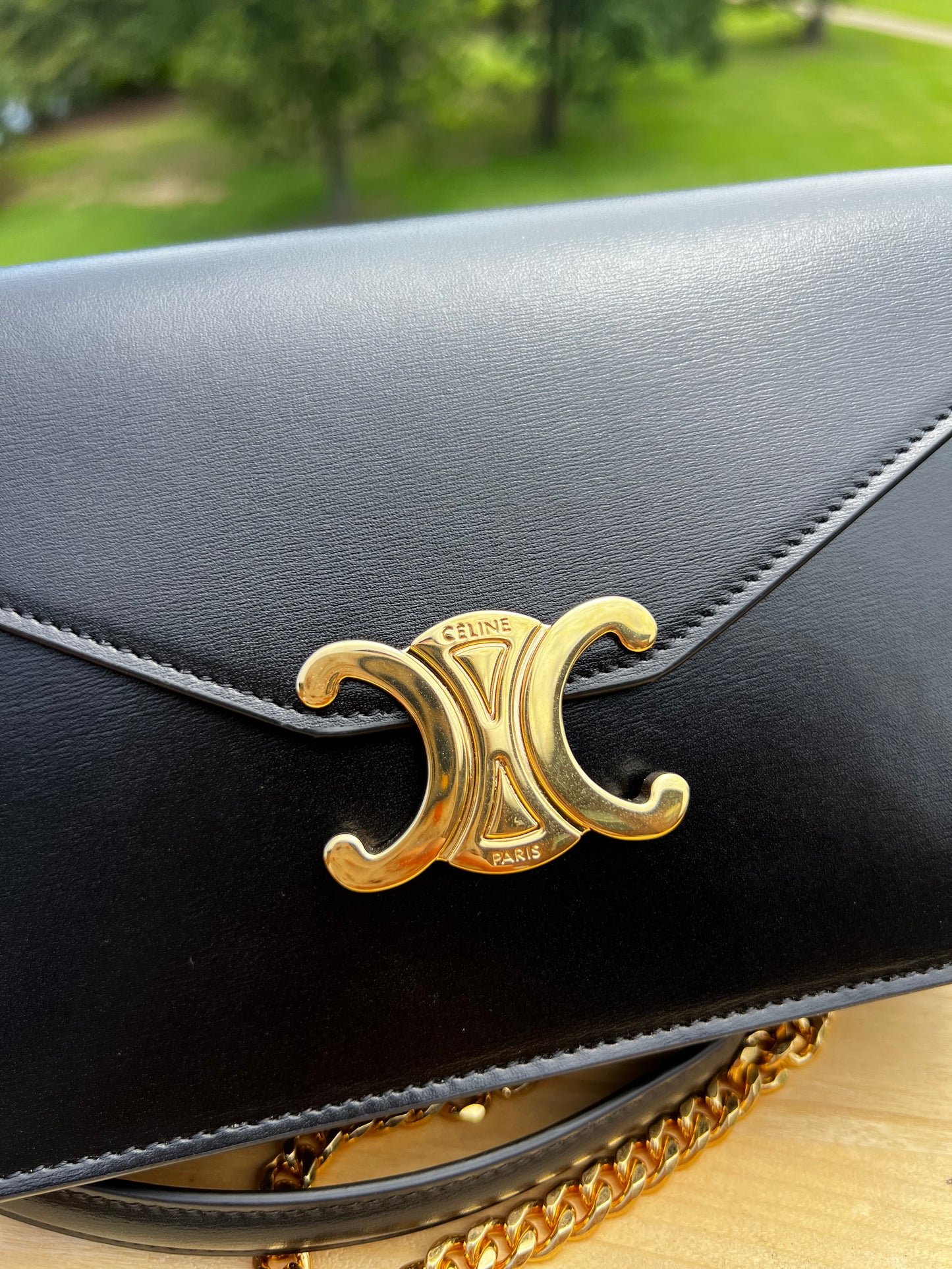 CELINE Shiny Calfskin Triomphe Margo Wallet on Chain – Black