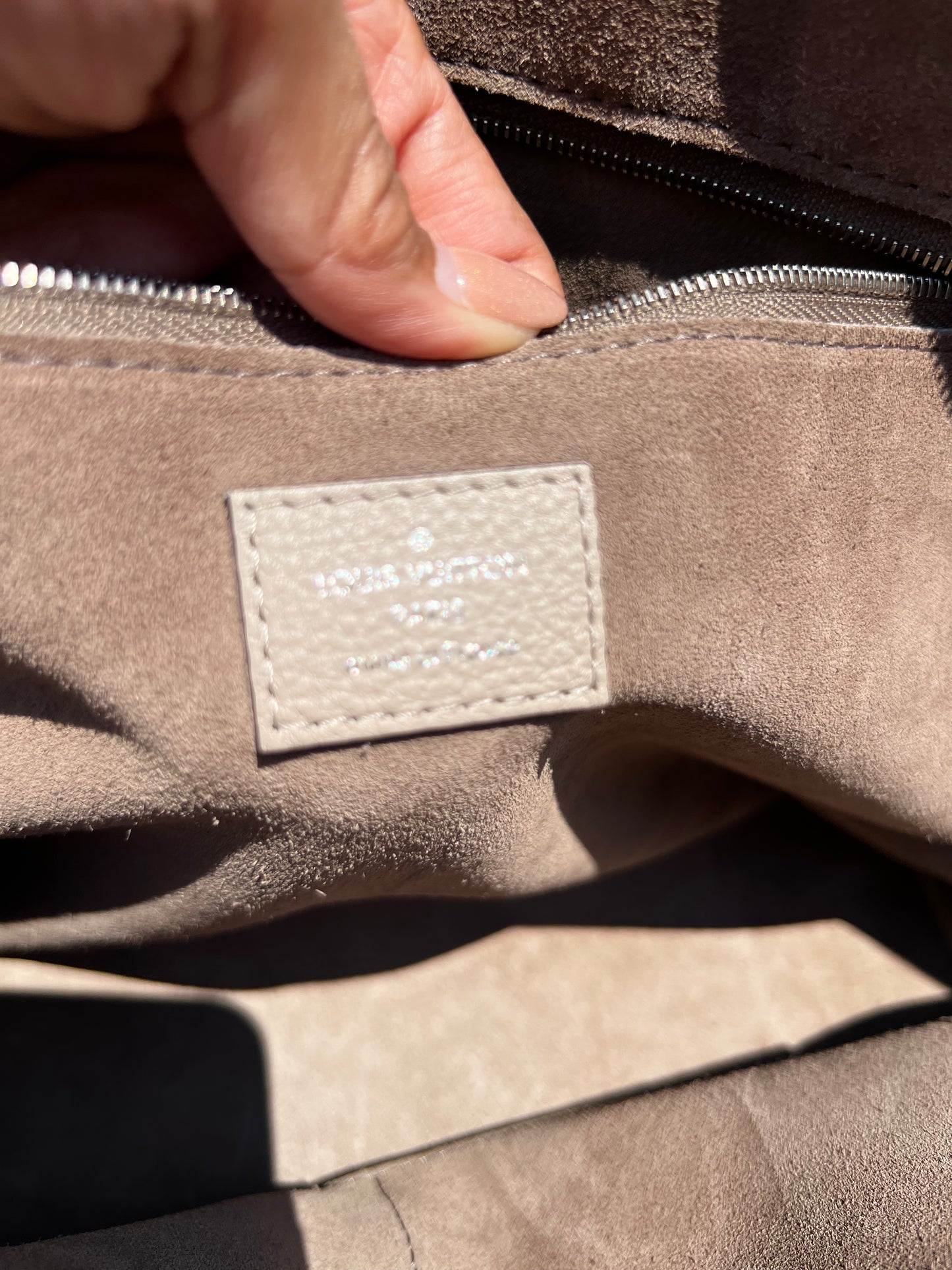 LOUIS VUITTON Soft Lockit MM – Beige Galet Veau Cachemire with Brown Handles