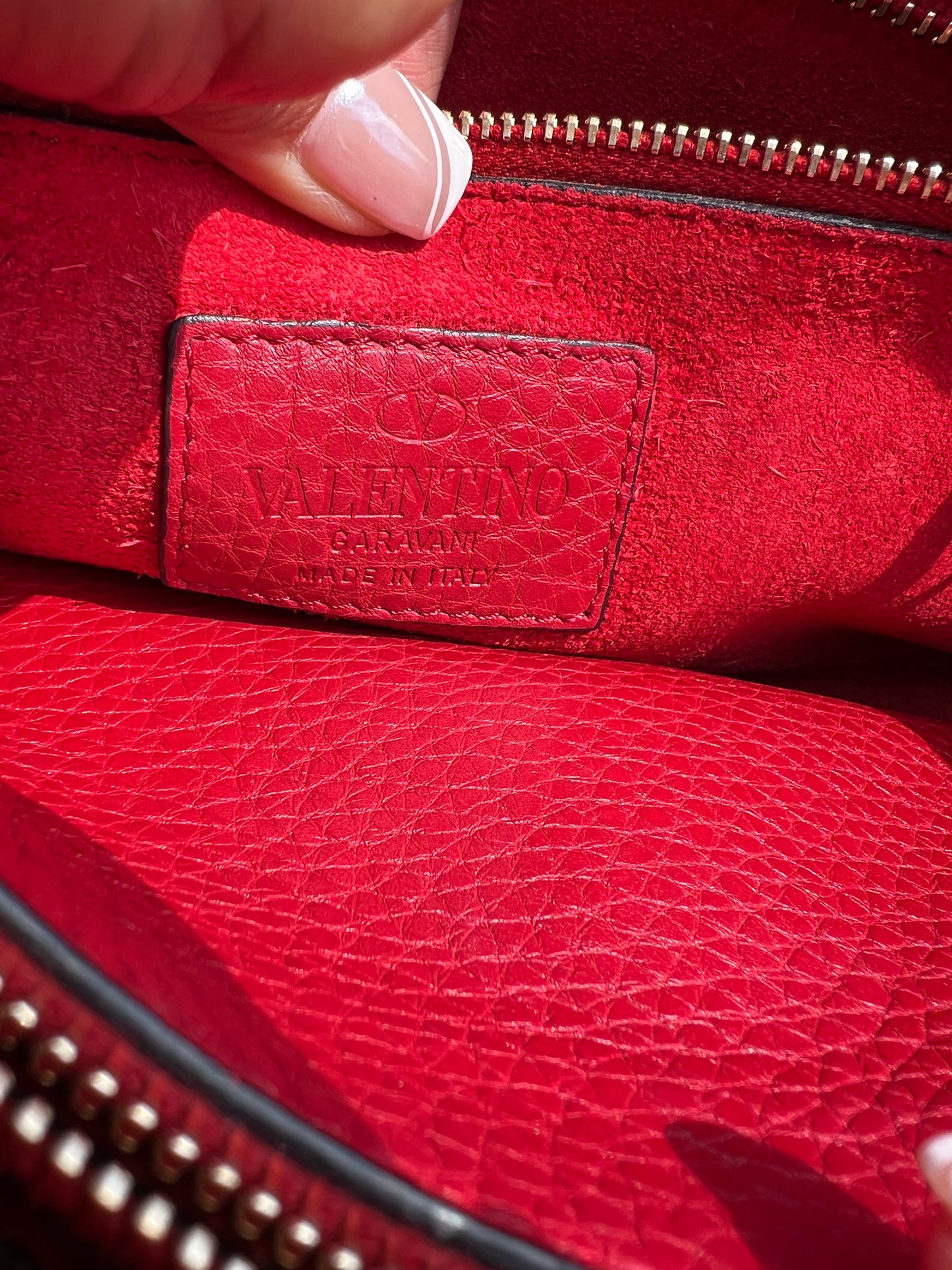 VALENTINO Garavani Pebbled Calfskin Medium Rockstud Top Handle Shoulder Bag – Rouge Pur