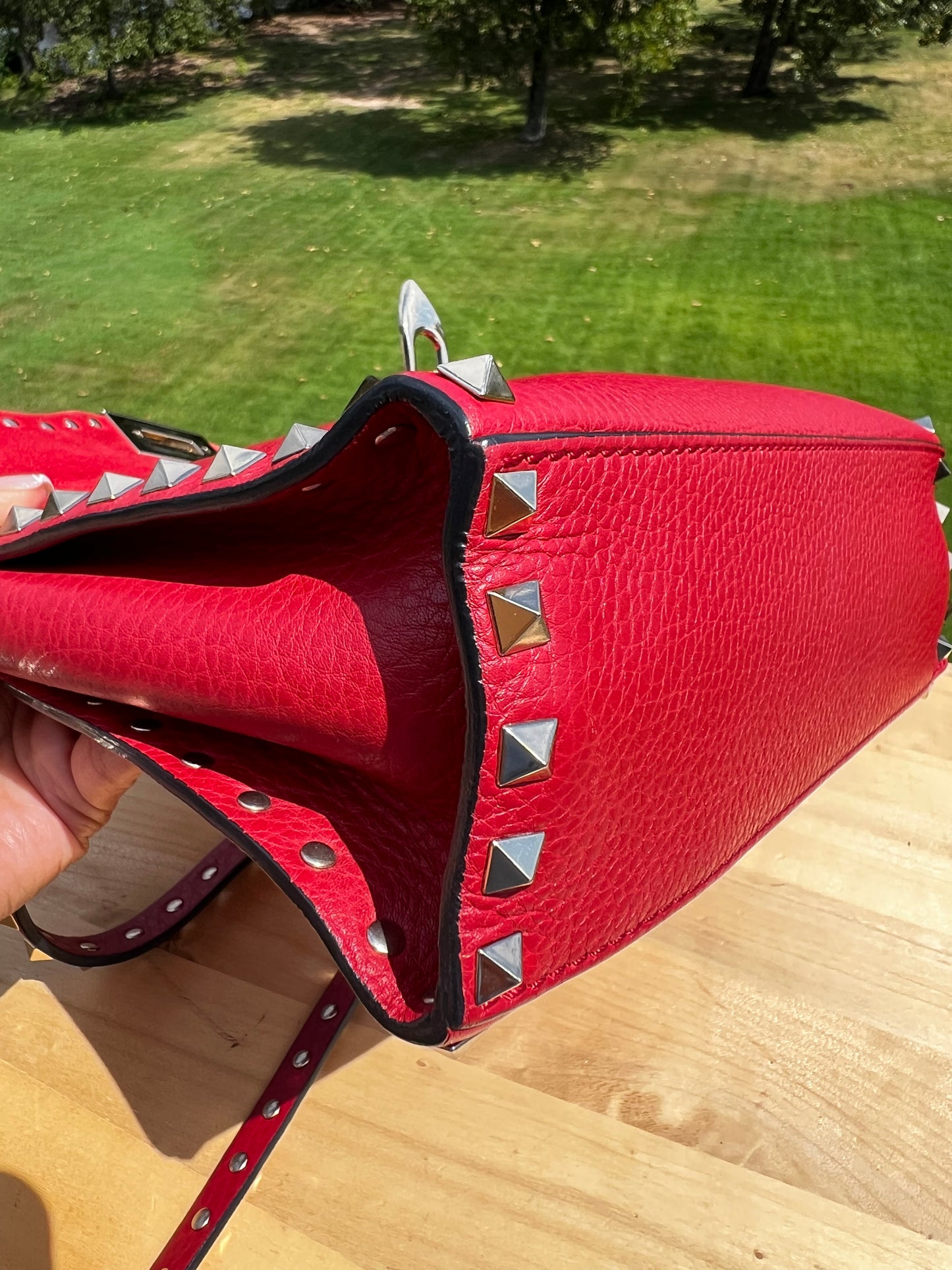 VALENTINO Garavani Pebbled Calfskin Medium Rockstud Top Handle Shoulder Bag – Rouge Pur