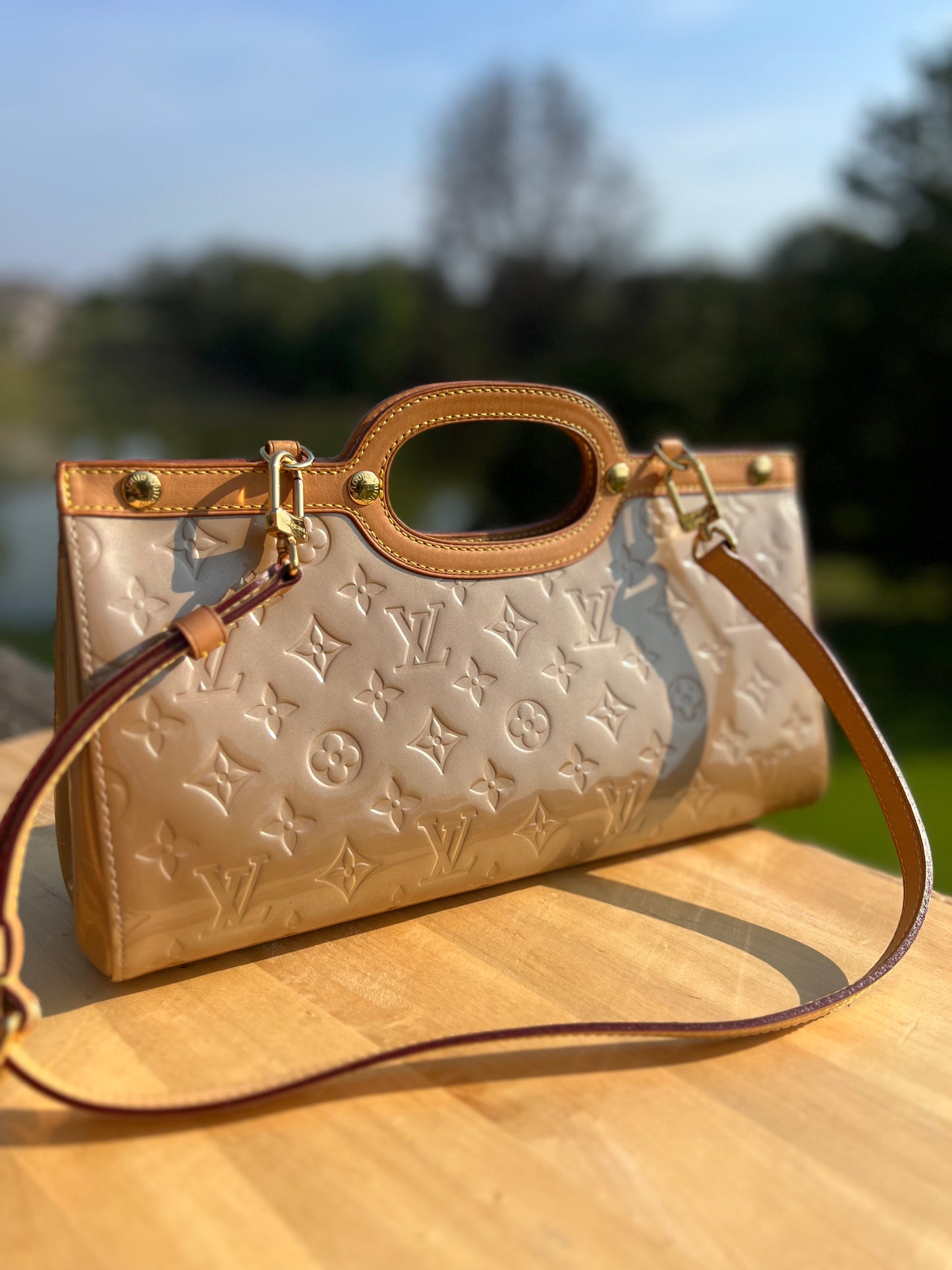 LOUIS VUITTON Vernis Leather Thompson Street Shoulder Bag – Beige/Gold Monogram Embossed