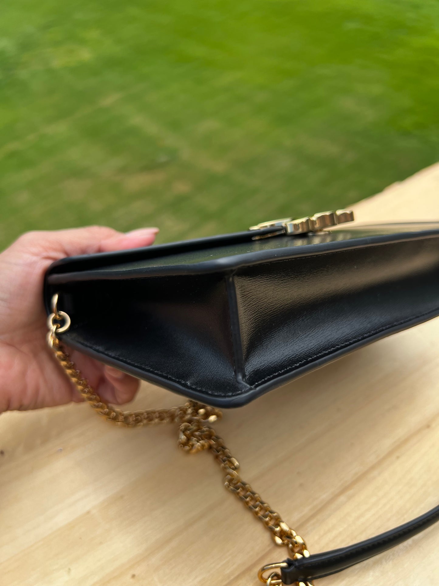 CELINE Shiny Calfskin Triomphe Margo Wallet on Chain – Black
