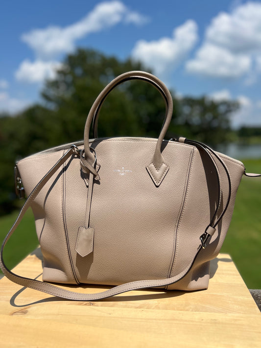 LOUIS VUITTON Soft Lockit MM – Beige Galet Veau Cachemire with Brown Handles