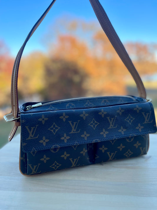 LOUIS VUITTON 
Monogram Viva-Cite MM
