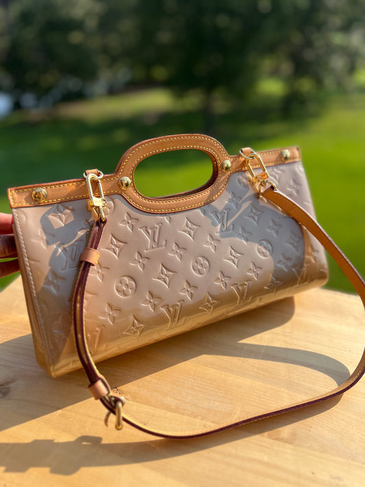 LOUIS VUITTON Vernis Leather Thompson Street Shoulder Bag – Beige/Gold Monogram Embossed