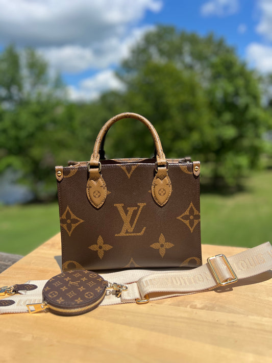 LOUIS VUITTON 
Reverse Monogram Giant Onthego PM