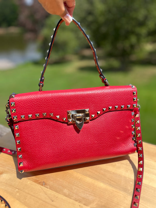 VALENTINO Garavani Pebbled Calfskin Medium Rockstud Top Handle Shoulder Bag – Rouge Pur