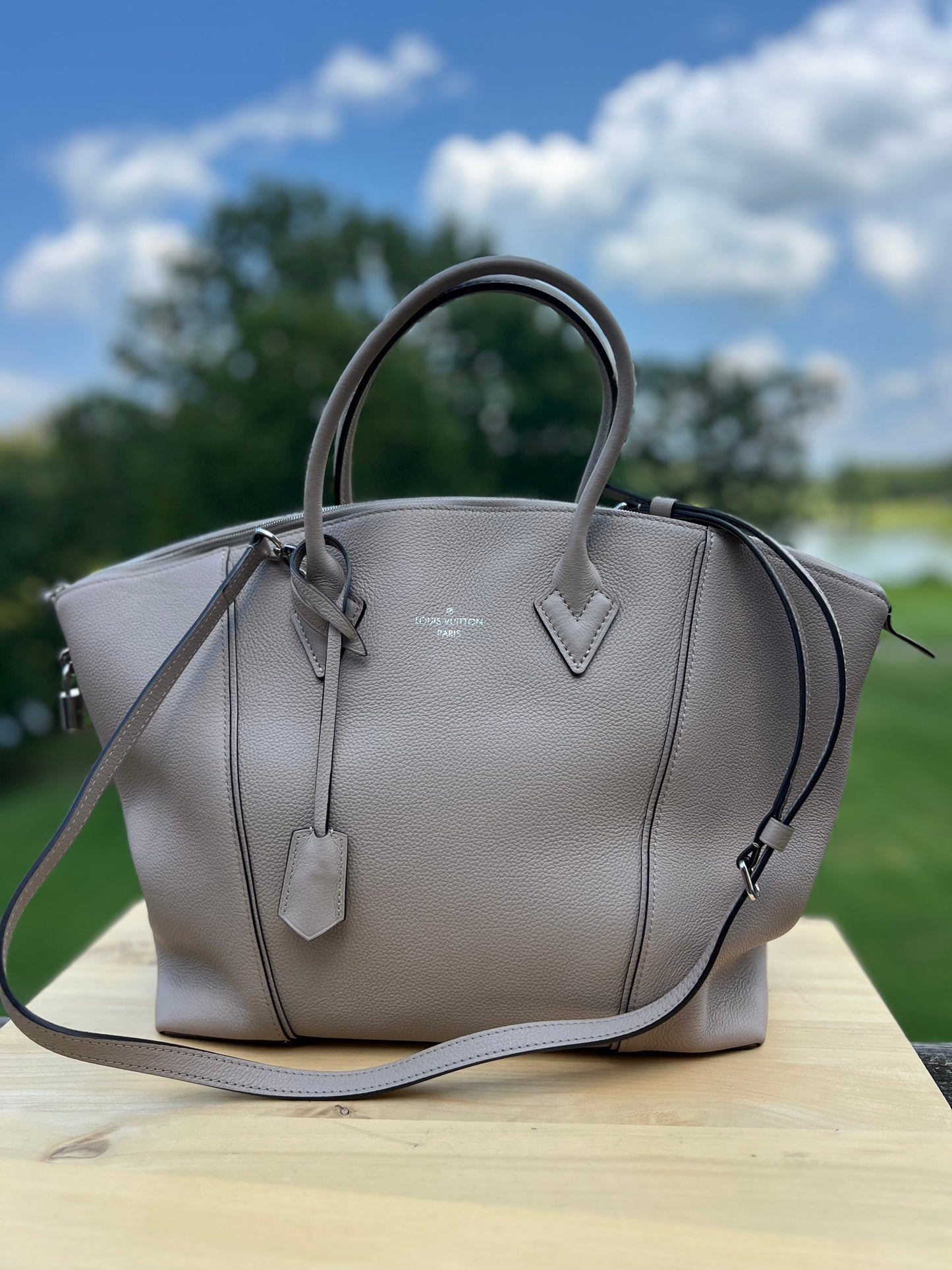 LOUIS VUITTON Soft Lockit MM – Beige Galet Veau Cachemire with Brown Handles
